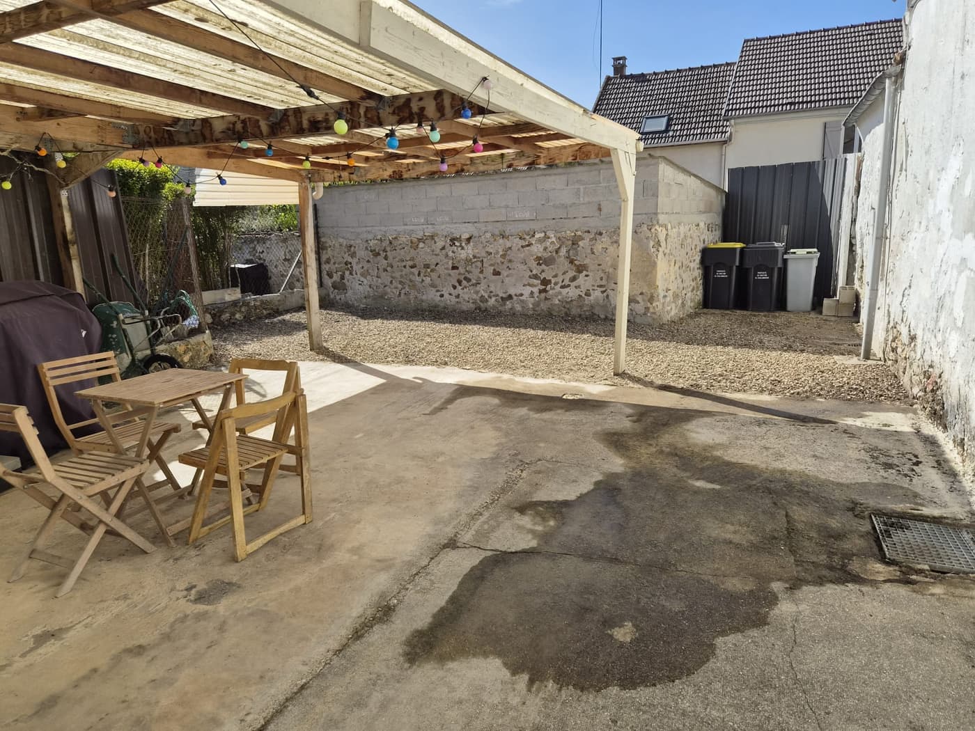 La même cour dégagée, gravier ratissé et terrasse libérée